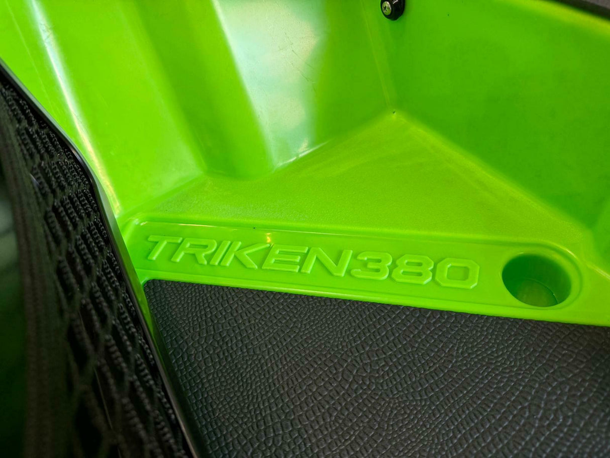 Kayak a pedali triken 380 Big Mama - canoa monoposto fishing con 4 portacanne, 2 gavoni, timone, sistema di pedali, sedile rialzato