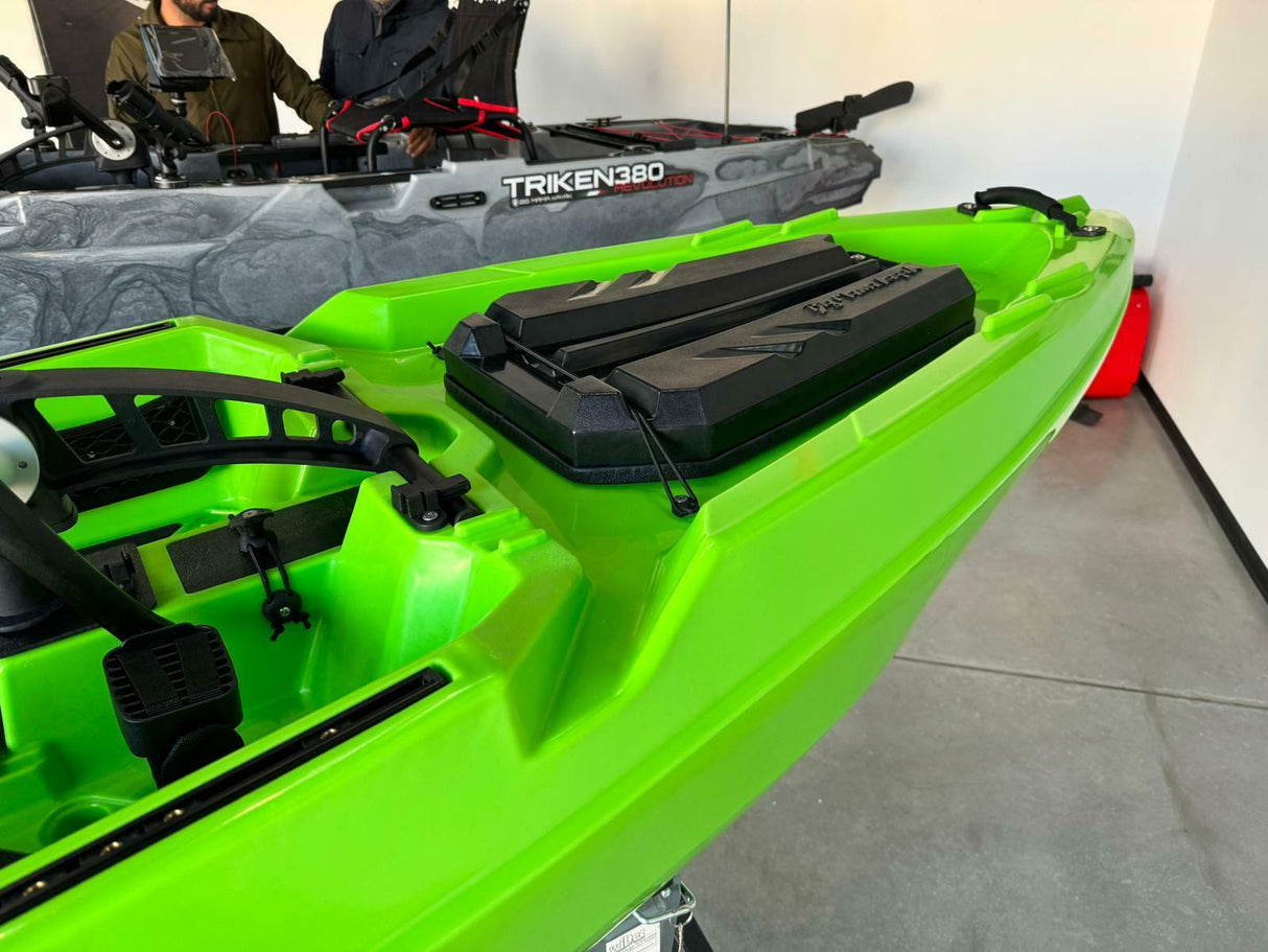 Kayak a pedali triken 380 Big Mama - canoa monoposto fishing con 4 portacanne, 2 gavoni, timone, sistema di pedali, sedile rialzato