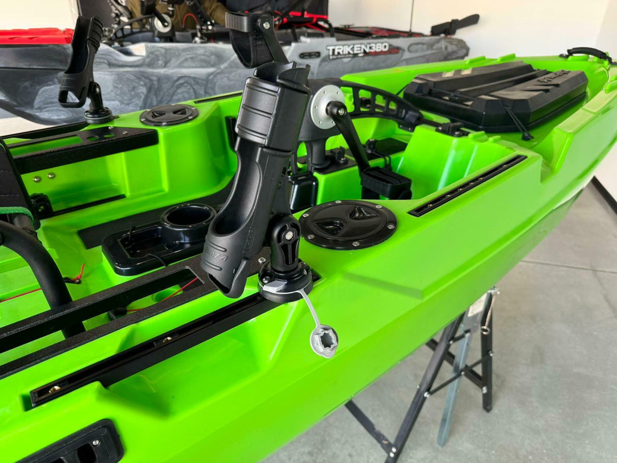 Kayak a pedali triken 380 Big Mama - canoa monoposto fishing con 4 portacanne, 2 gavoni, timone, sistema di pedali, sedile rialzato