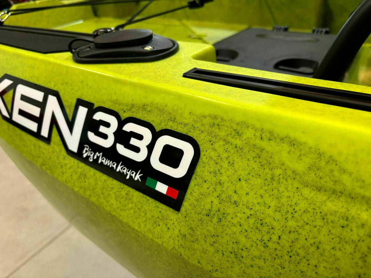 kayak a pedali Big Mama Kayak a pedali Triken 330 - con 4 portacanne, 2 gavoni, timone, sistema a pedali, sedile rialzato, 11 barre di scorrimento, Total Black