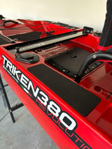 Kayak a pedali Triken  380 REV colore DEVIL - Canoa Monoposto Fishing 4 portacanne, 2 gavoni, timone, sistema a pedali, sedile rialzato - Big Mama Kayak
