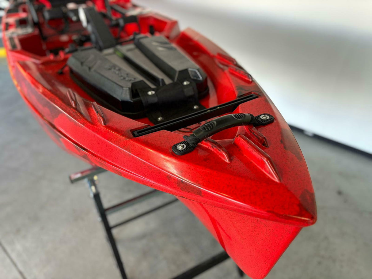Kayak a pedali Triken  380 REV colore DEVIL - Canoa Monoposto Fishing 4 portacanne, 2 gavoni, timone, sistema a pedali, sedile rialzato - Big Mama Kayak
