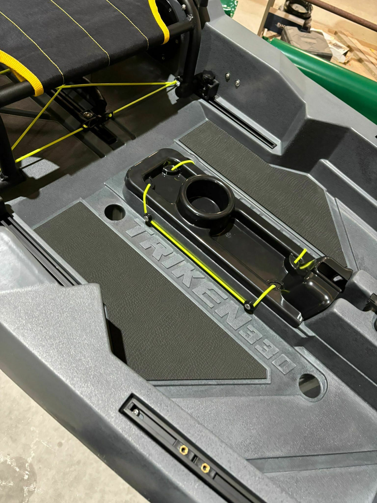 kayak a pedali Big Mama Kayak a pedali Triken 330 - con 4 portacanne, 2 gavoni, timone, sistema a pedali, sedile rialzato, 11 barre di scorrimento, Total Black