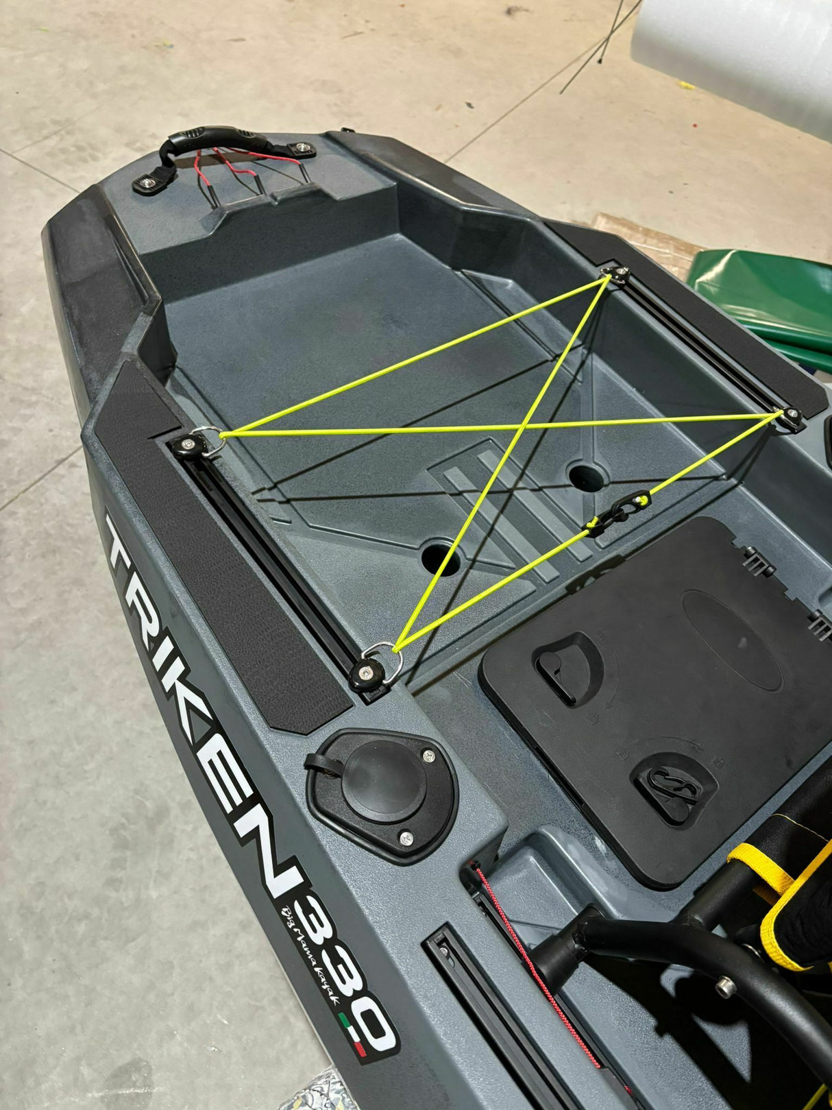 kayak a pedali Big Mama Kayak a pedali Triken 330 - con 4 portacanne, 2 gavoni, timone, sistema a pedali, sedile rialzato, 11 barre di scorrimento, Total Black