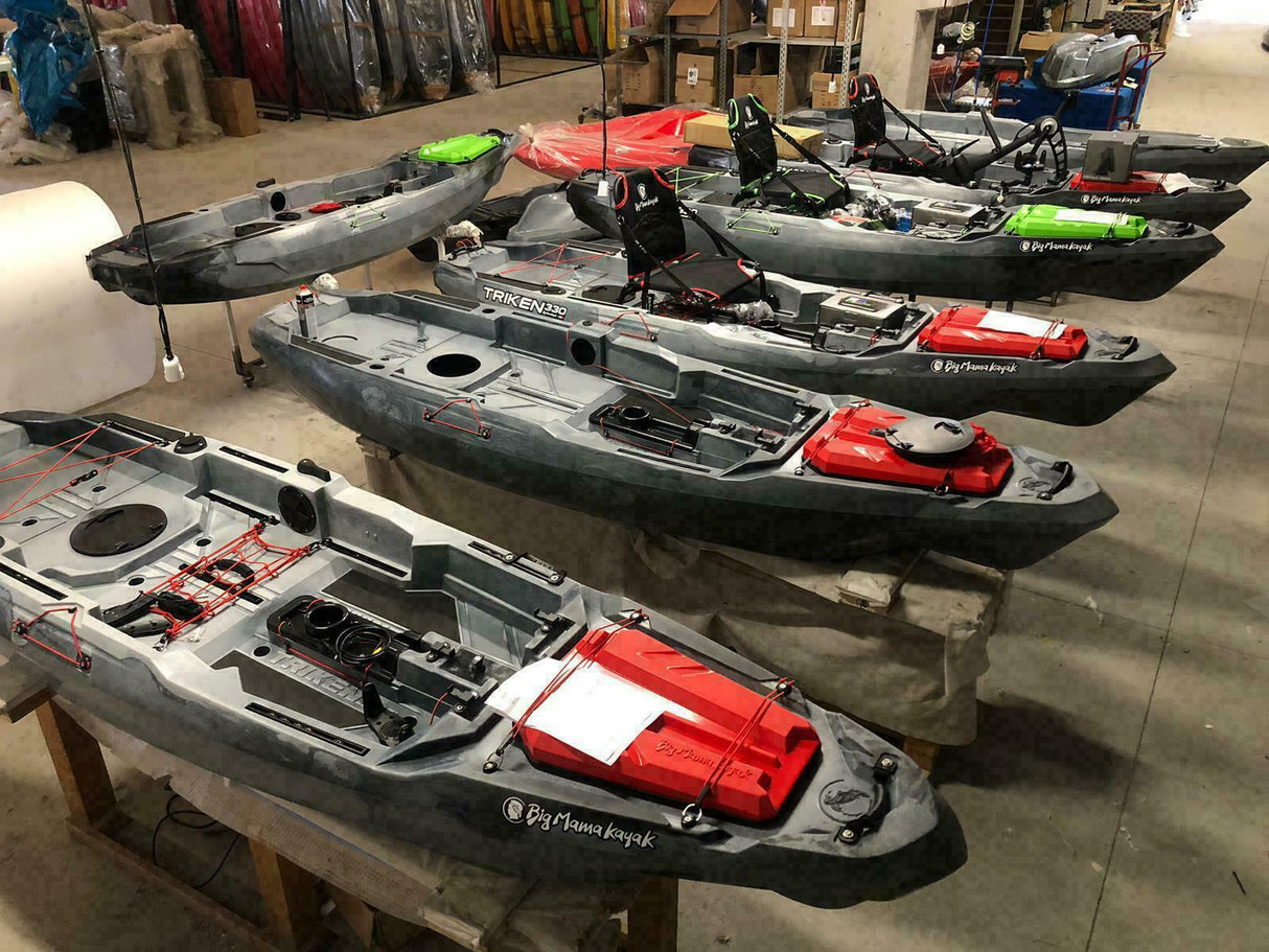kayak a pedali Big Mama Kayak a pedali Triken 330 - con 4 portacanne, 2 gavoni, timone, sistema a pedali, sedile rialzato, 11 barre di scorrimento, Total Black