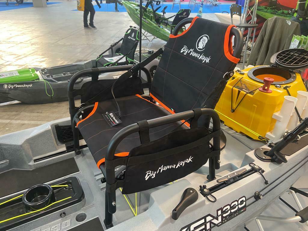 Big mama kayak a pedali triken 330 - canoa monoposto fishing con 4 portacanne, 2 gavoni, timone, sistema di pedali, sedile rialzato, 11 barre di scorrimento ver. coperchio giallo
