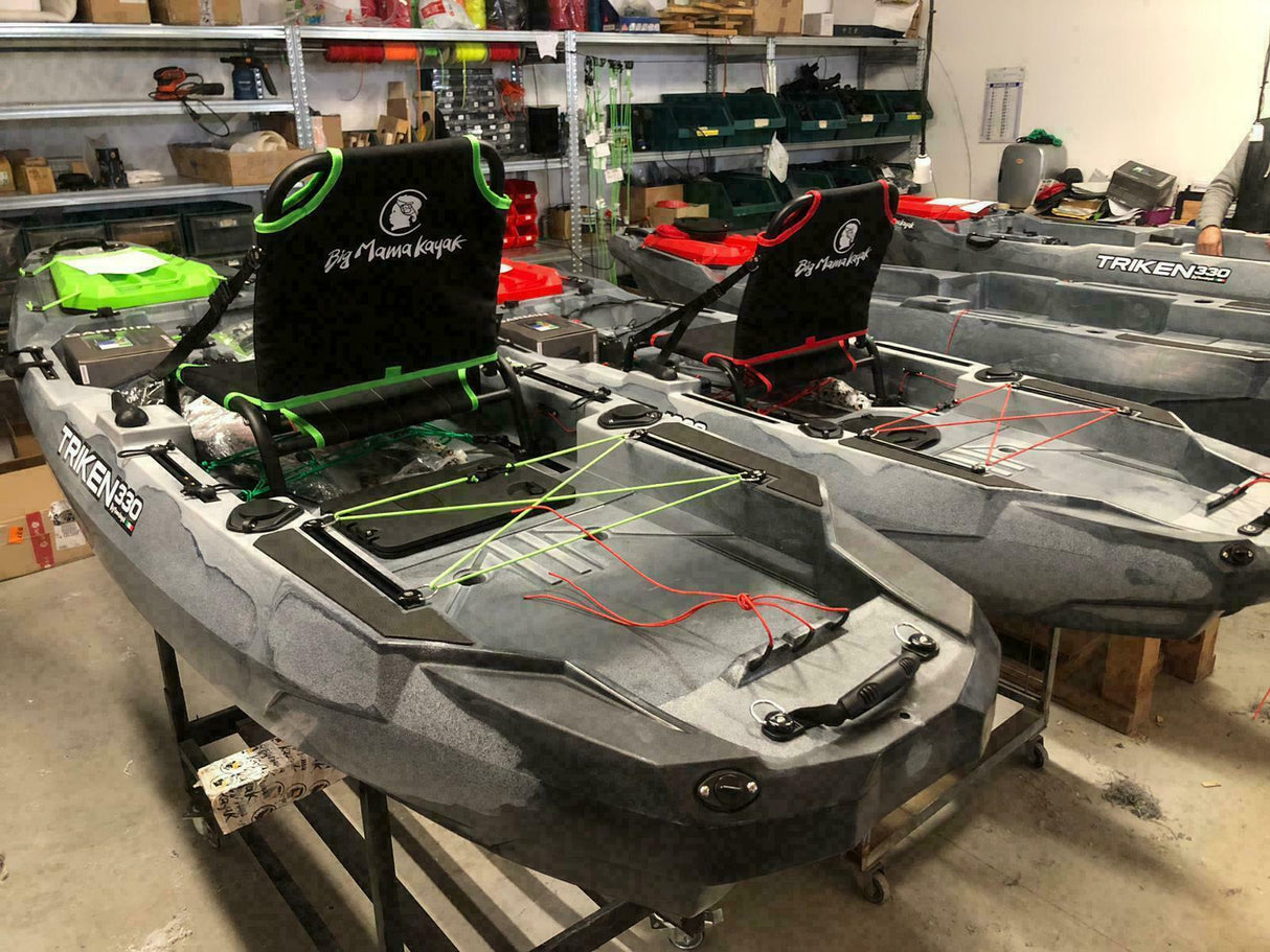 kayak a pedali Big Mama Kayak a pedali Triken 330 - con 4 portacanne, 2 gavoni, timone, sistema a pedali, sedile rialzato, 11 barre di scorrimento, Total Black