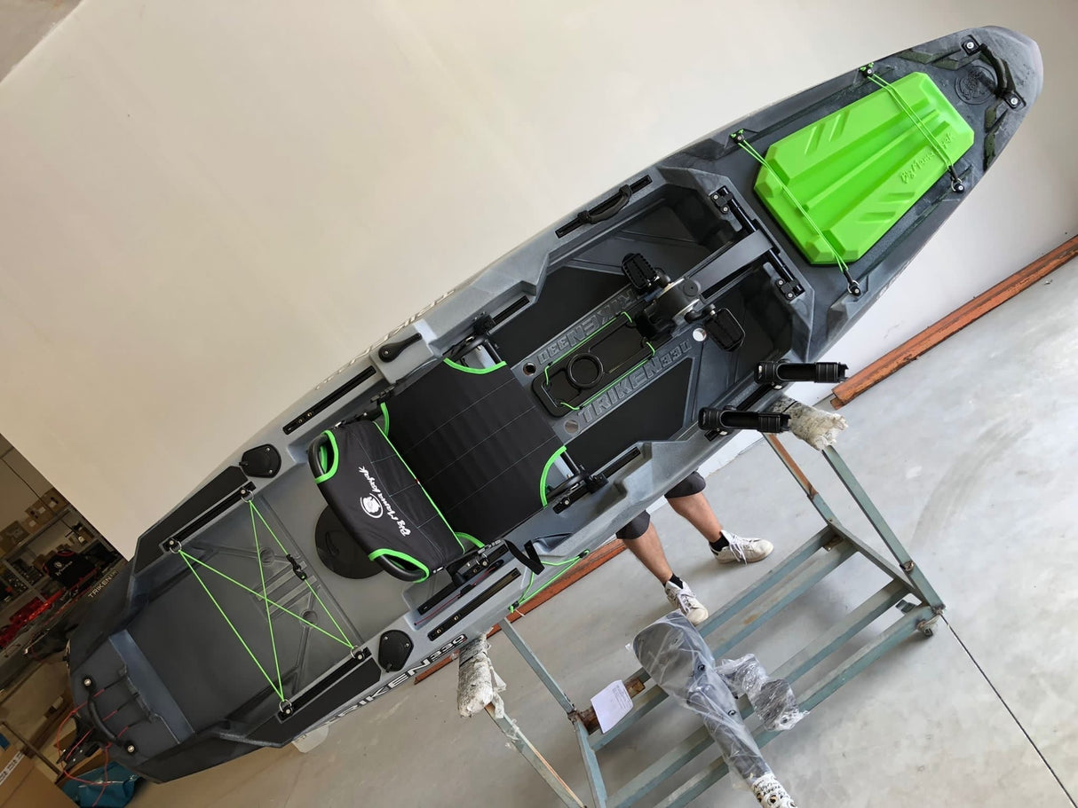 Big mama kayak a pedali triken 330 - canoa monoposto fishing con 4 portacanne, 2 gavoni, timone, sistema di pedali, sedile rialzato, 11 barre di scorrimento ver. coperchio giallo