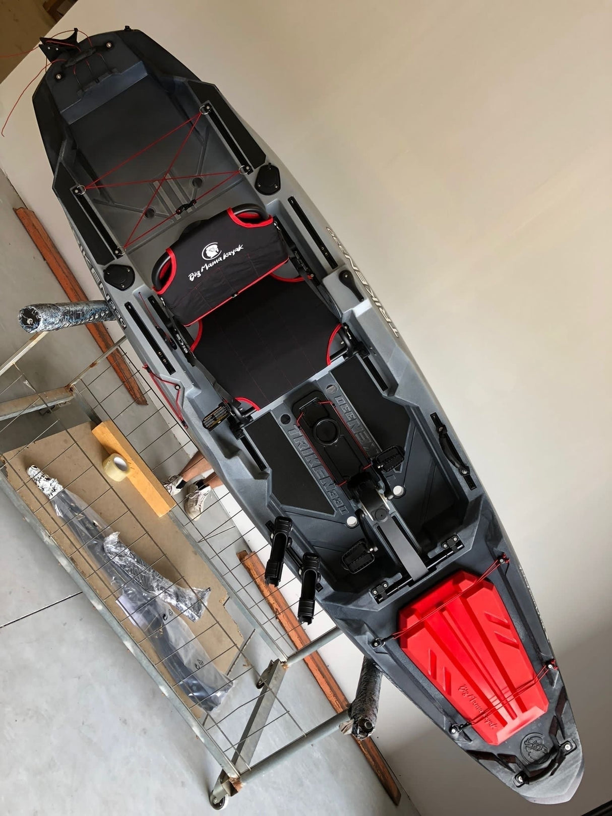 kayak a pedali Big Mama Kayak a pedali Triken 330 - con 4 portacanne, 2 gavoni, timone, sistema a pedali, sedile rialzato, 11 barre di scorrimento, Total Black